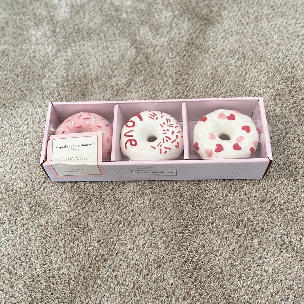 NWT Cupcakes and Cashmere Ceramic Valentine Donuts Decor Set of 3 - Picture 5 of 5